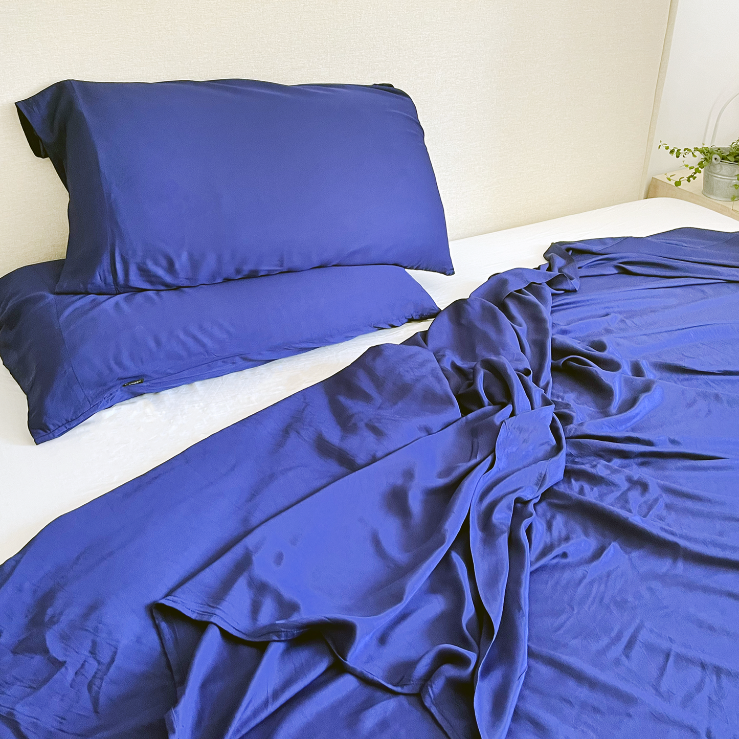 Dark blue and white bamboo flat sheet set on bed – sheets and pillowcases, soft, breathable and sustainable