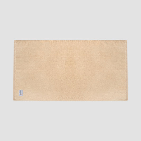 Tapete de banho bege em bambu da Momo Cotton – suave, absorvente, seca rapidamente e sustentável.